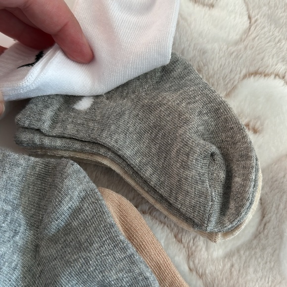 Nike newborn 6 - 12 month socks 6 pairs neutral colors - Picture 3 of 6